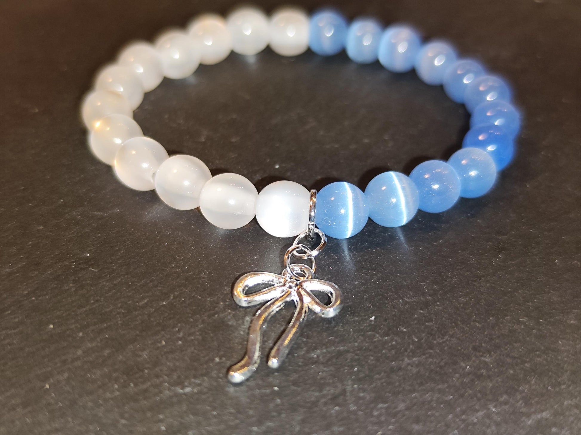 Zart wie ein Schleifchen – Weiß-Blaues Perlenarmband mit Schleifenanhänger | Handgemachter Schmuck | Romantisch & Elegant