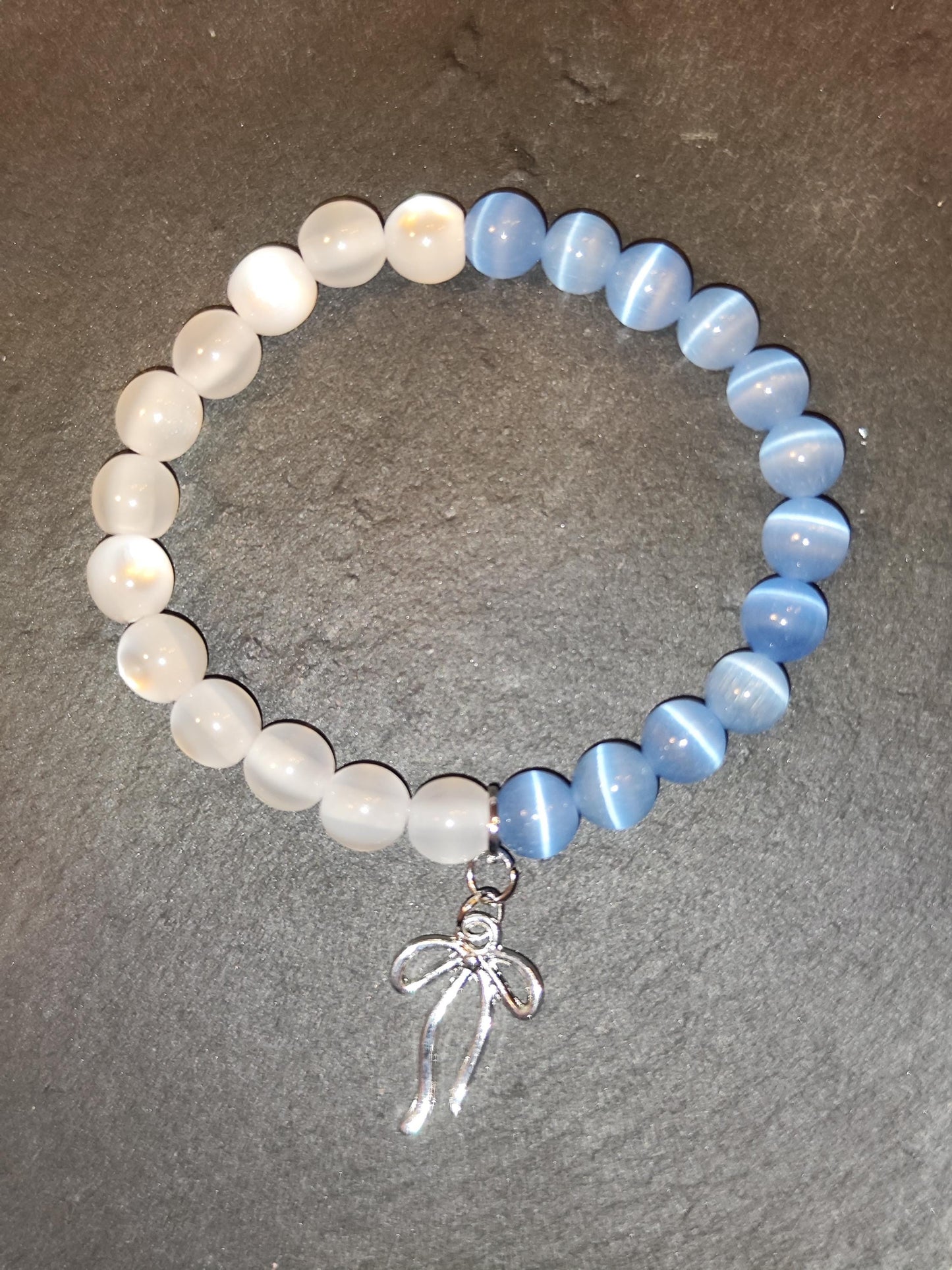 Zart wie ein Schleifchen – Weiß-Blaues Perlenarmband mit Schleifenanhänger | Handgemachter Schmuck | Romantisch & Elegant