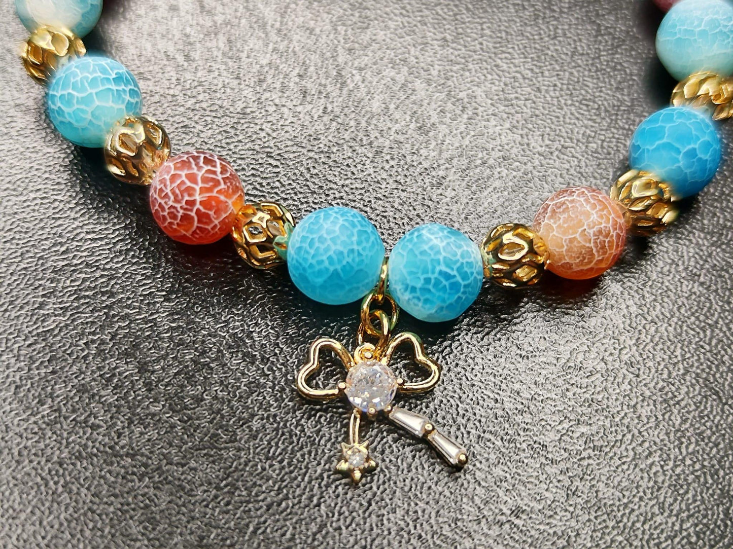 Elegantes Türkis-Rotes Achat-Armband mit 18k vergoldeter Schleife – Verspielter Natursteinschmuck