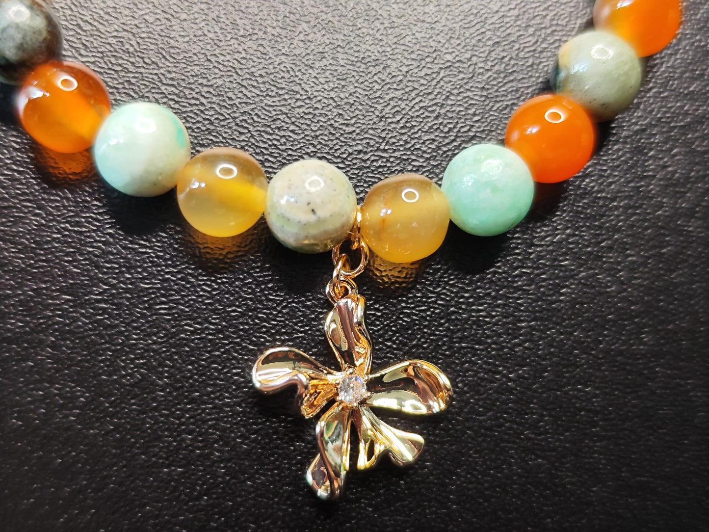 Edelstein-Armband mit Blüten-Anhänger | Phoenixstein, Streifen-Achat | Handgemacht | 18k vergoldet | Boho Schmuck