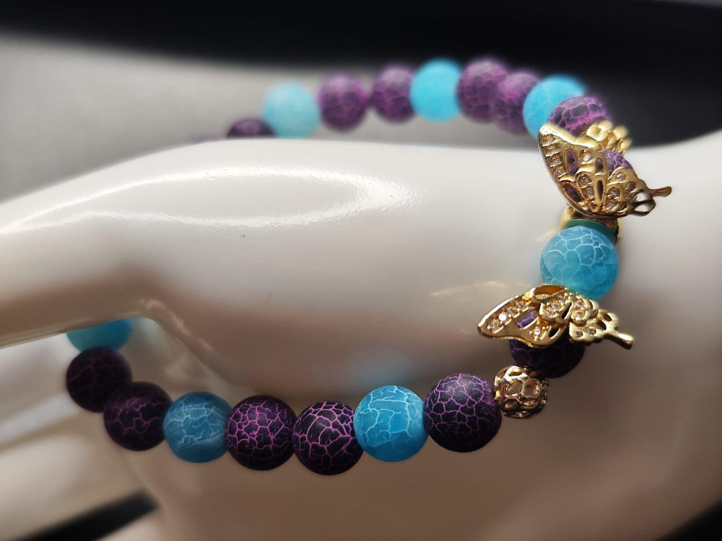 Achat-Heilstein Armband in Türkis & Lila mit 18k vergoldeten Schmetterlingen – Handgemachter Natursteinschmuck