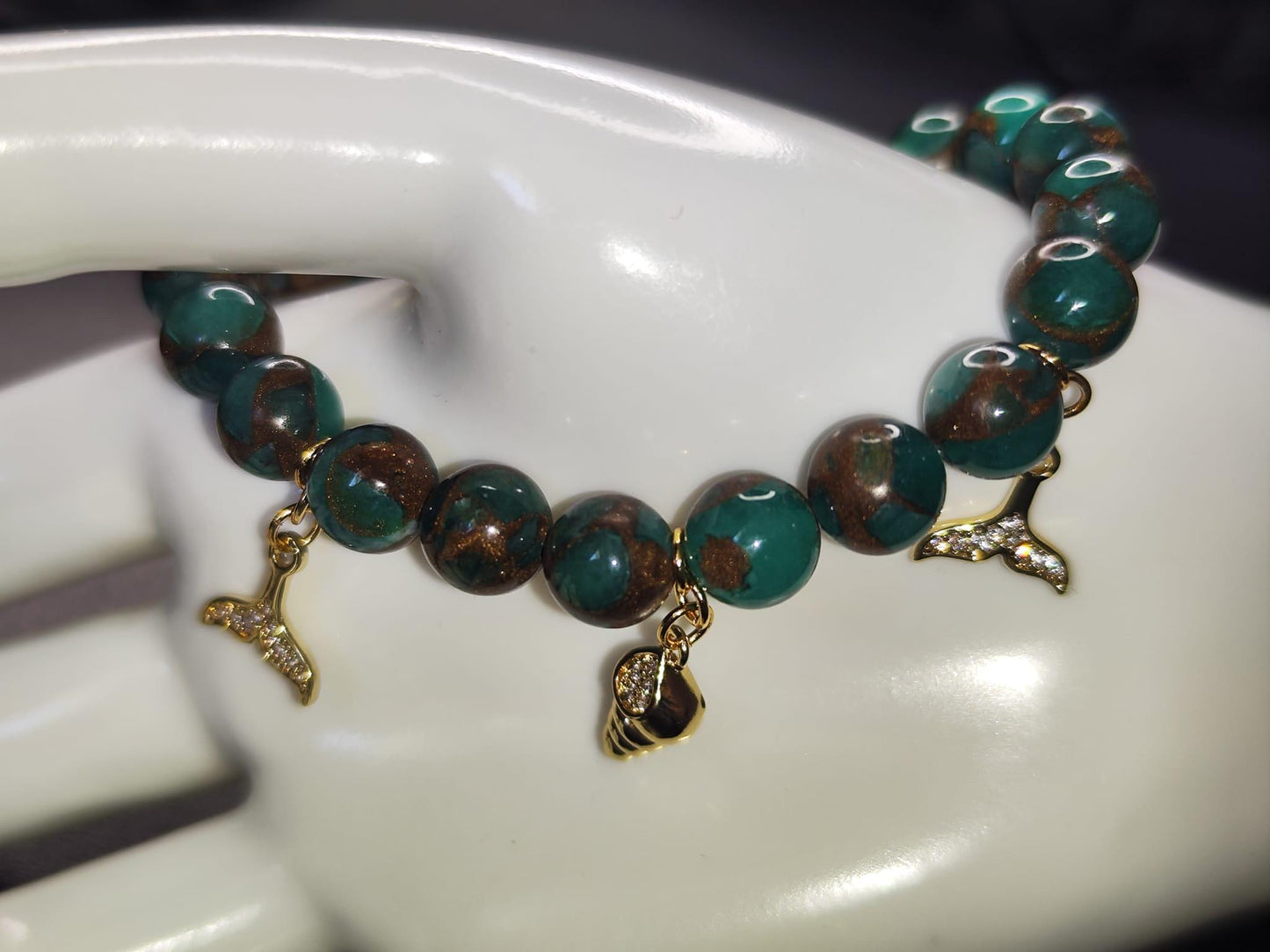 Meerjungfrauen-Armband mit 18k vergoldeter Muschel & Flossen – Türkis-Braune Cloisonné Natursteinperlen