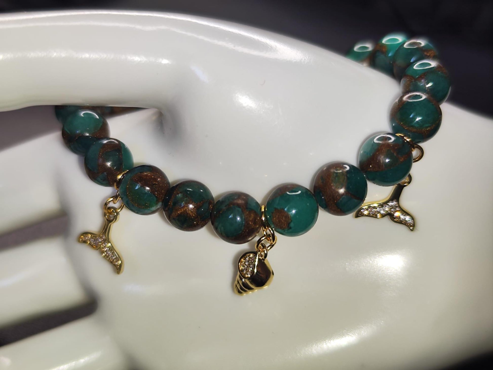 Meerjungfrauen-Armband mit 18k vergoldeter Muschel & Flossen – Türkis-Braune Cloisonné Natursteinperlen