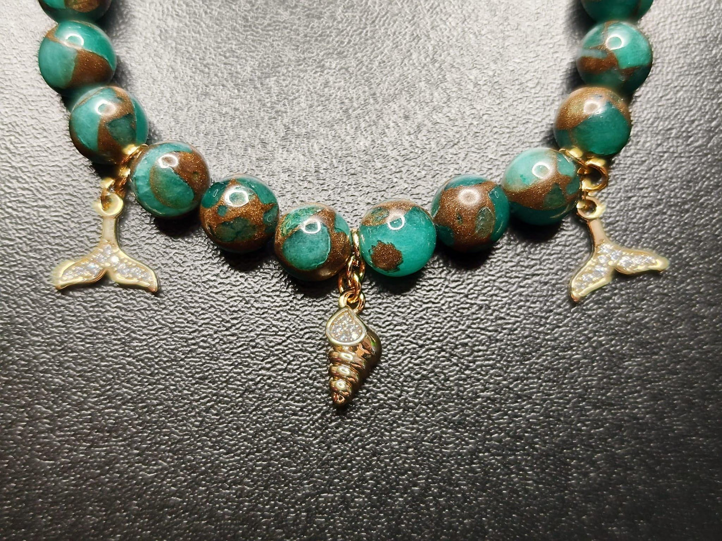 Meerjungfrauen-Armband mit 18k vergoldeter Muschel & Flossen – Türkis-Braune Cloisonné Natursteinperlen