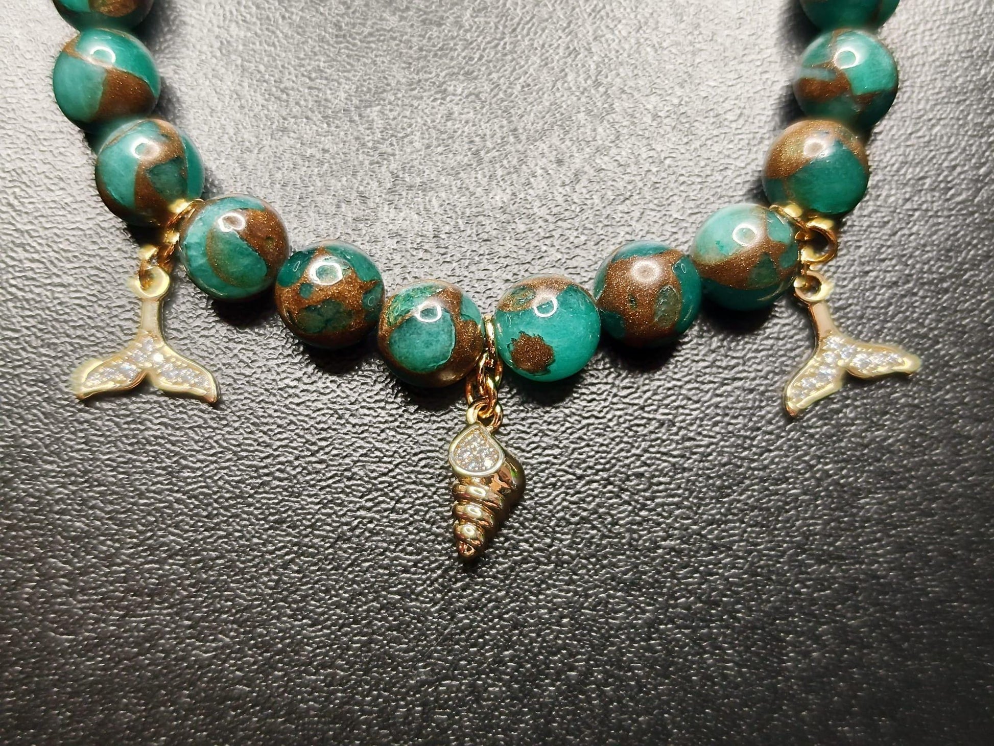 Meerjungfrauen-Armband mit 18k vergoldeter Muschel & Flossen – Türkis-Braune Cloisonné Natursteinperlen