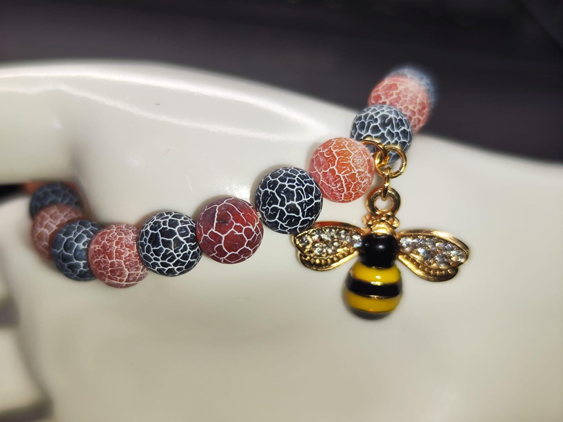 Crackle-Achat Armband in Rot & Dunkelblau mit 18k vergoldeter Biene – Naturstein-Heilsteinarmband