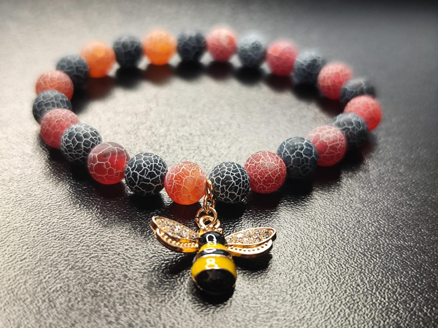 Crackle-Achat Armband in Rot & Dunkelblau mit 18k vergoldeter Biene – Naturstein-Heilsteinarmband