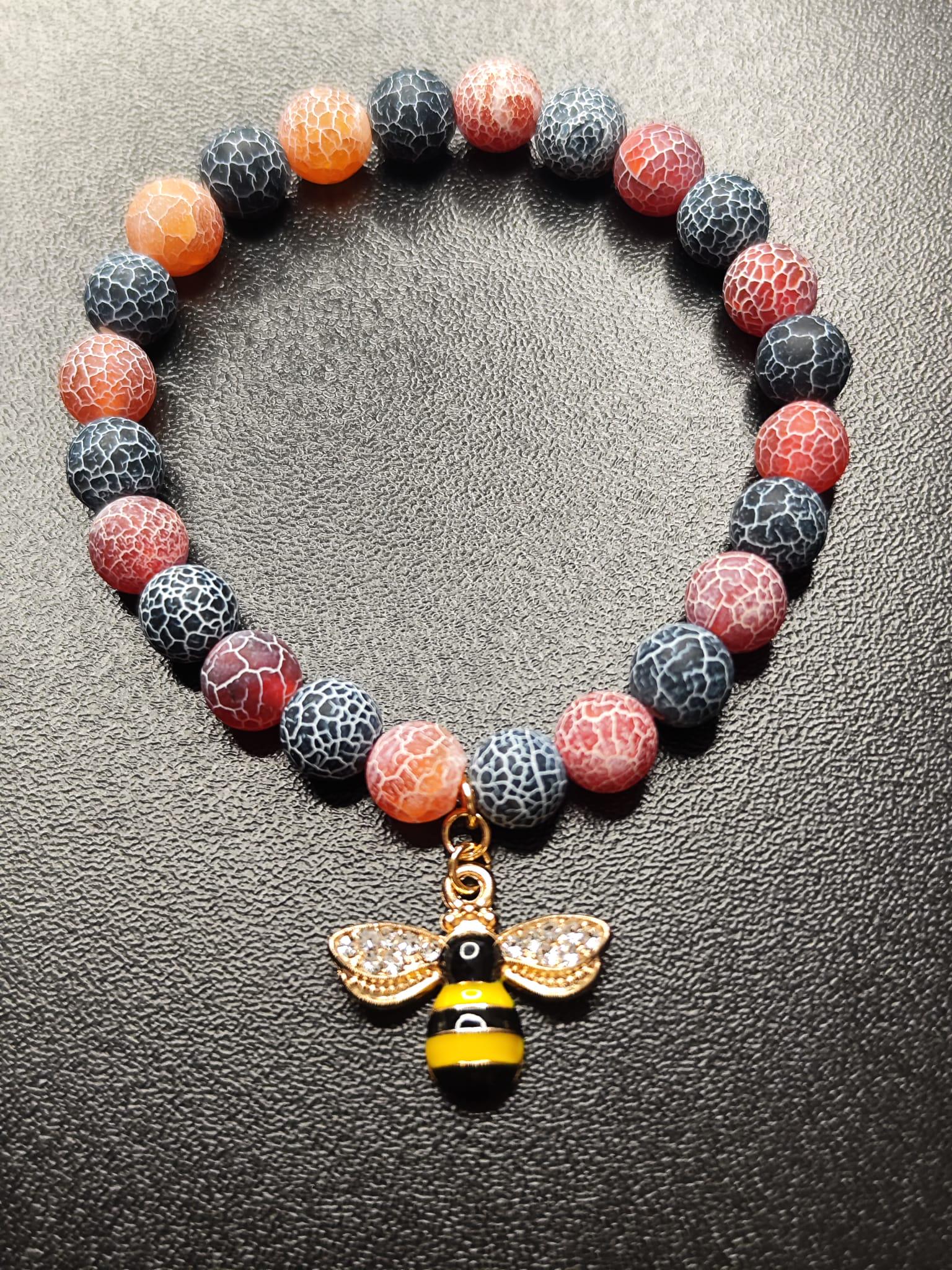 Crackle-Achat Armband in Rot & Dunkelblau mit 18k vergoldeter Biene – Naturstein-Heilsteinarmband