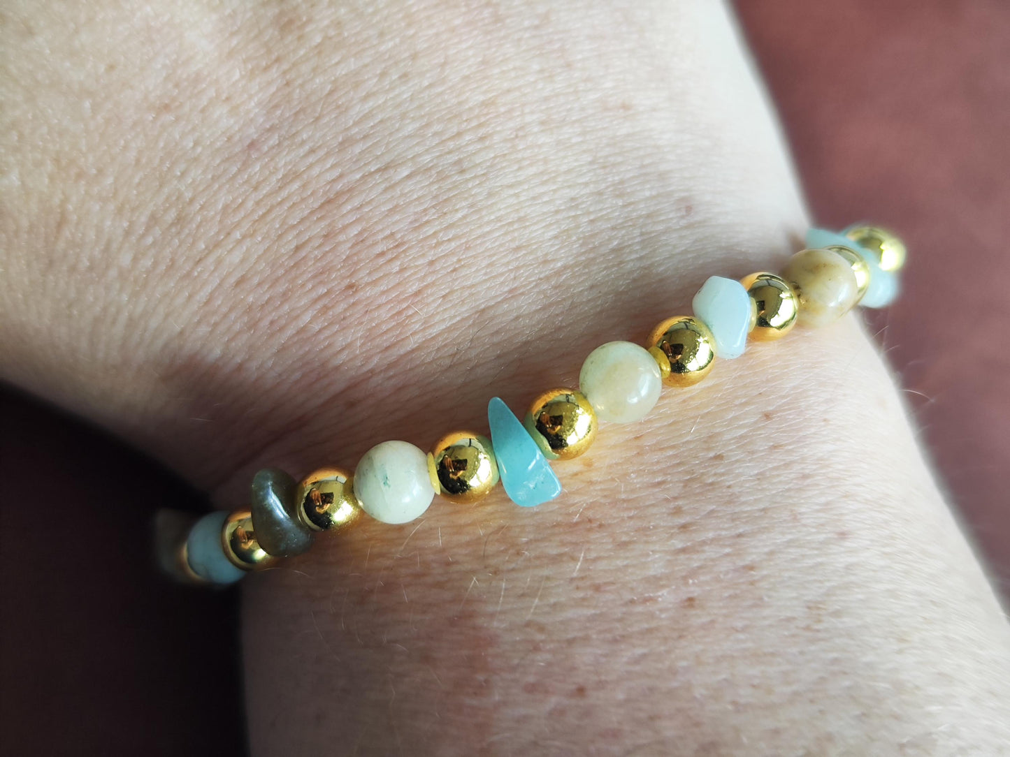 TRUST Armband – mit Edelsteinen, goldfarbenen Perlen, Muschel & Quaste | Boho Schmuck handgemacht