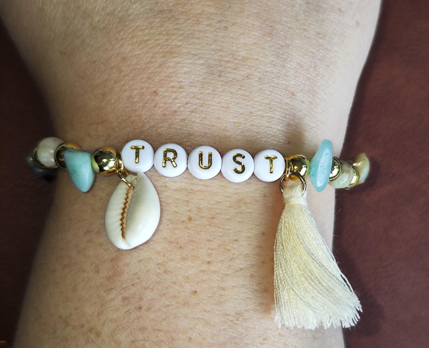 TRUST Armband – mit Edelsteinen, goldfarbenen Perlen, Muschel & Quaste | Boho Schmuck handgemacht