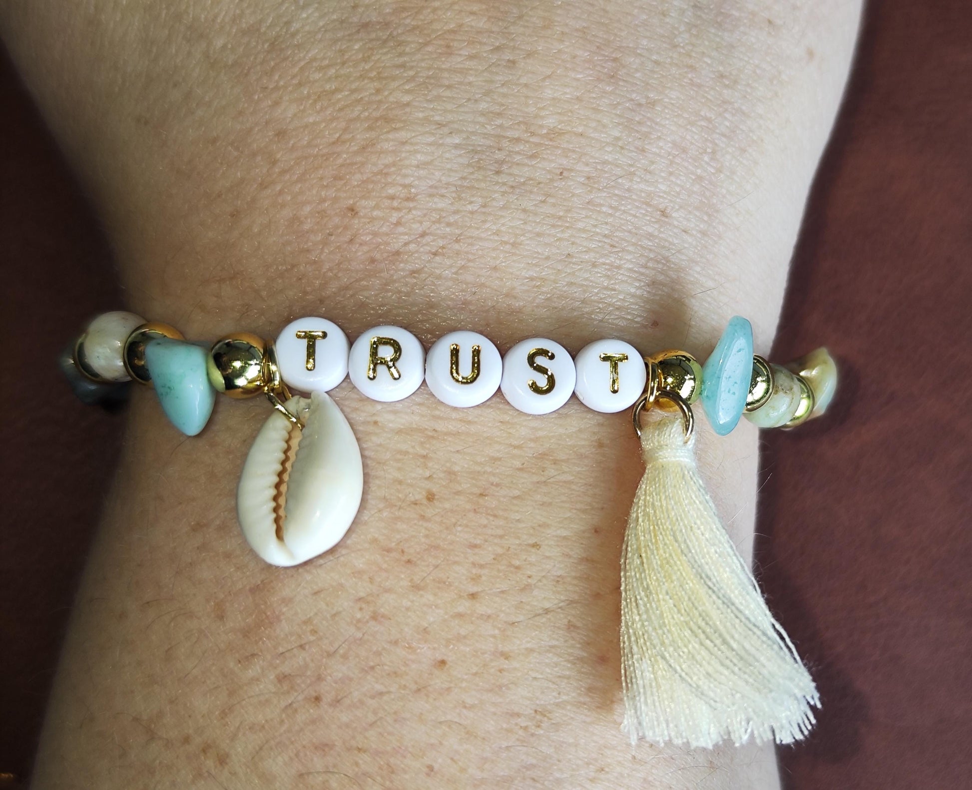 TRUST Armband – mit Edelsteinen, goldfarbenen Perlen, Muschel & Quaste | Boho Schmuck handgemacht