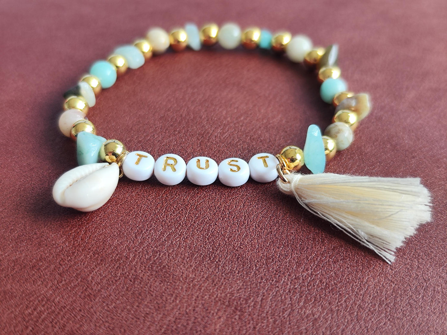 TRUST Armband – mit Edelsteinen, goldfarbenen Perlen, Muschel & Quaste | Boho Schmuck handgemacht