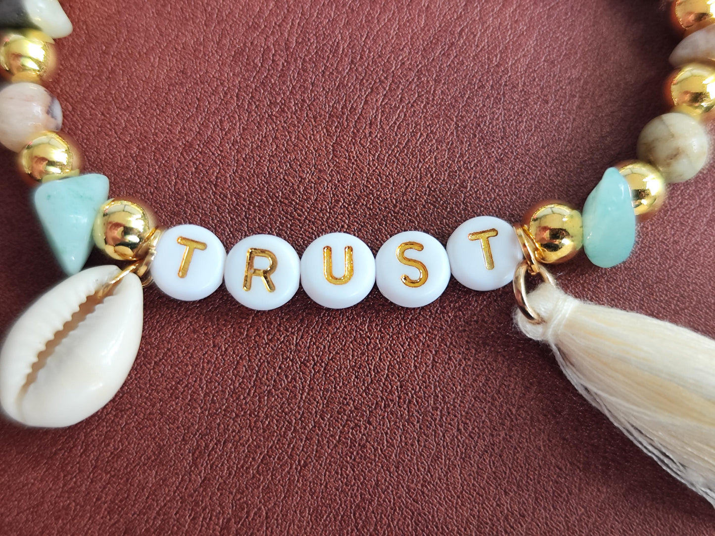 TRUST Armband – mit Edelsteinen, goldfarbenen Perlen, Muschel & Quaste | Boho Schmuck handgemacht