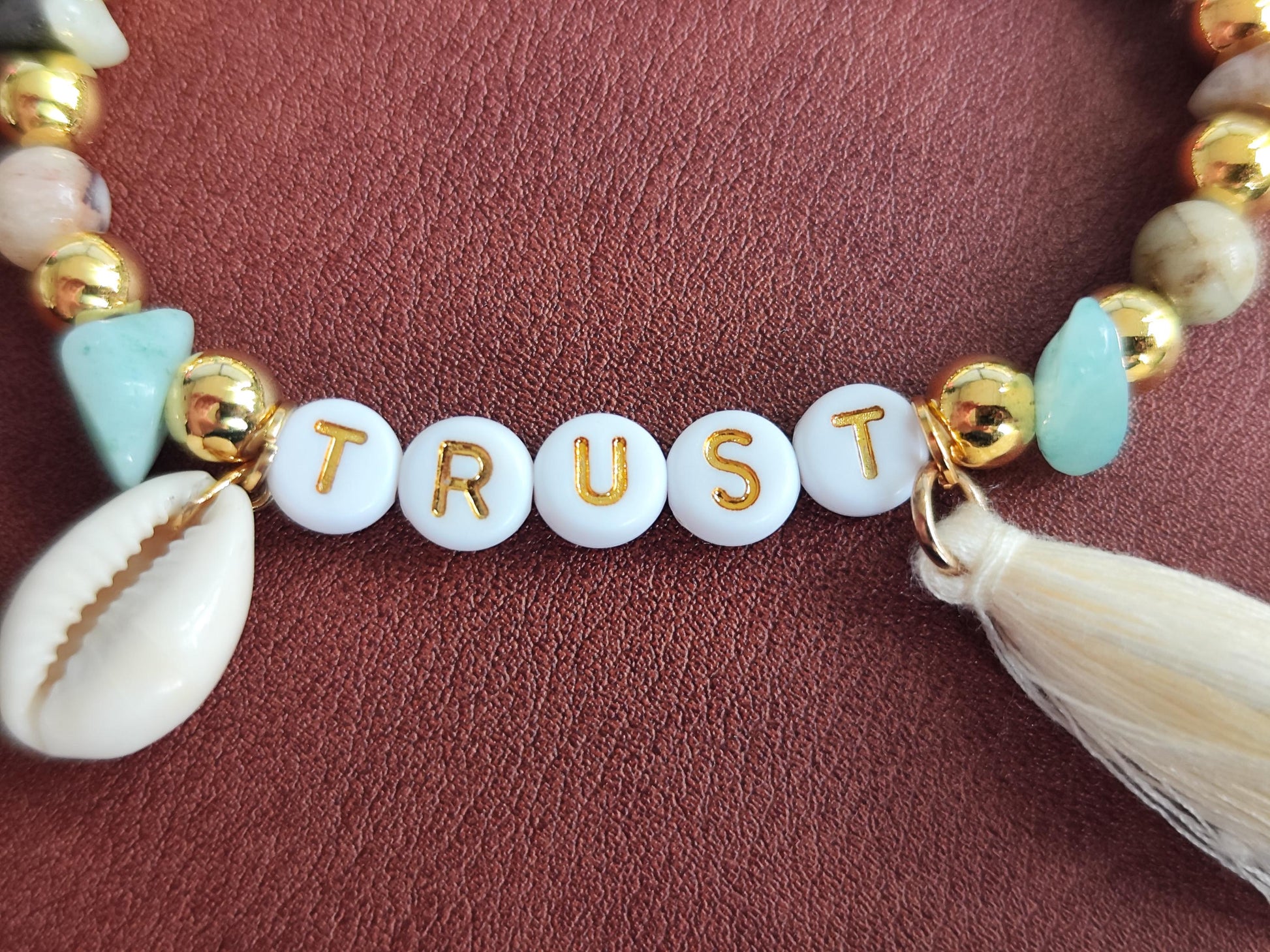 TRUST Armband – mit Edelsteinen, goldfarbenen Perlen, Muschel & Quaste | Boho Schmuck handgemacht