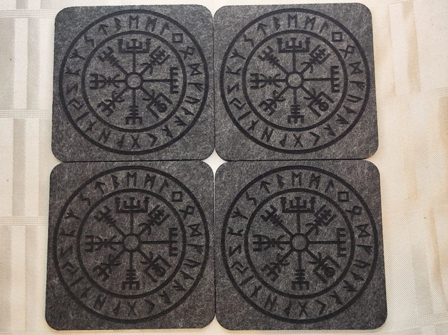 Vegvisir Filzuntersetzer-Set (4 Stück) – nordisches Runen-Kompass-Design