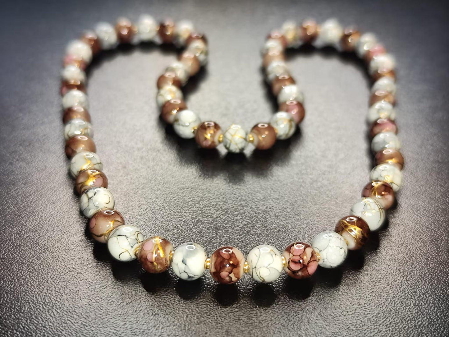 Handgemachtes Schmuckset aus Glasperlen – Halskette, Armband und Ohrringe – Grau-Braun marmoriert