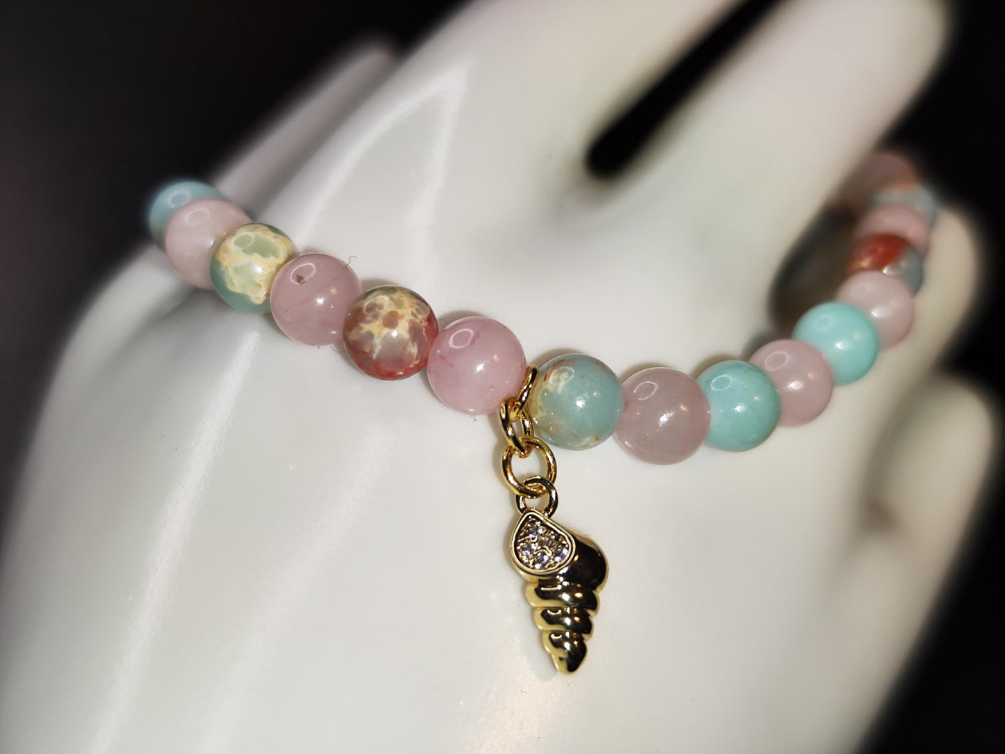 Armband aus Rosenquarz & Blue Snakeskin Jaspis mit 18k vergoldetem Charm – Handgemachtes Edelsteinarmband