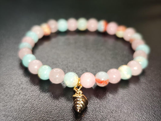 Armband aus Rosenquarz & Blue Snakeskin Jaspis mit 18k vergoldetem Charm – Handgemachtes Edelsteinarmband