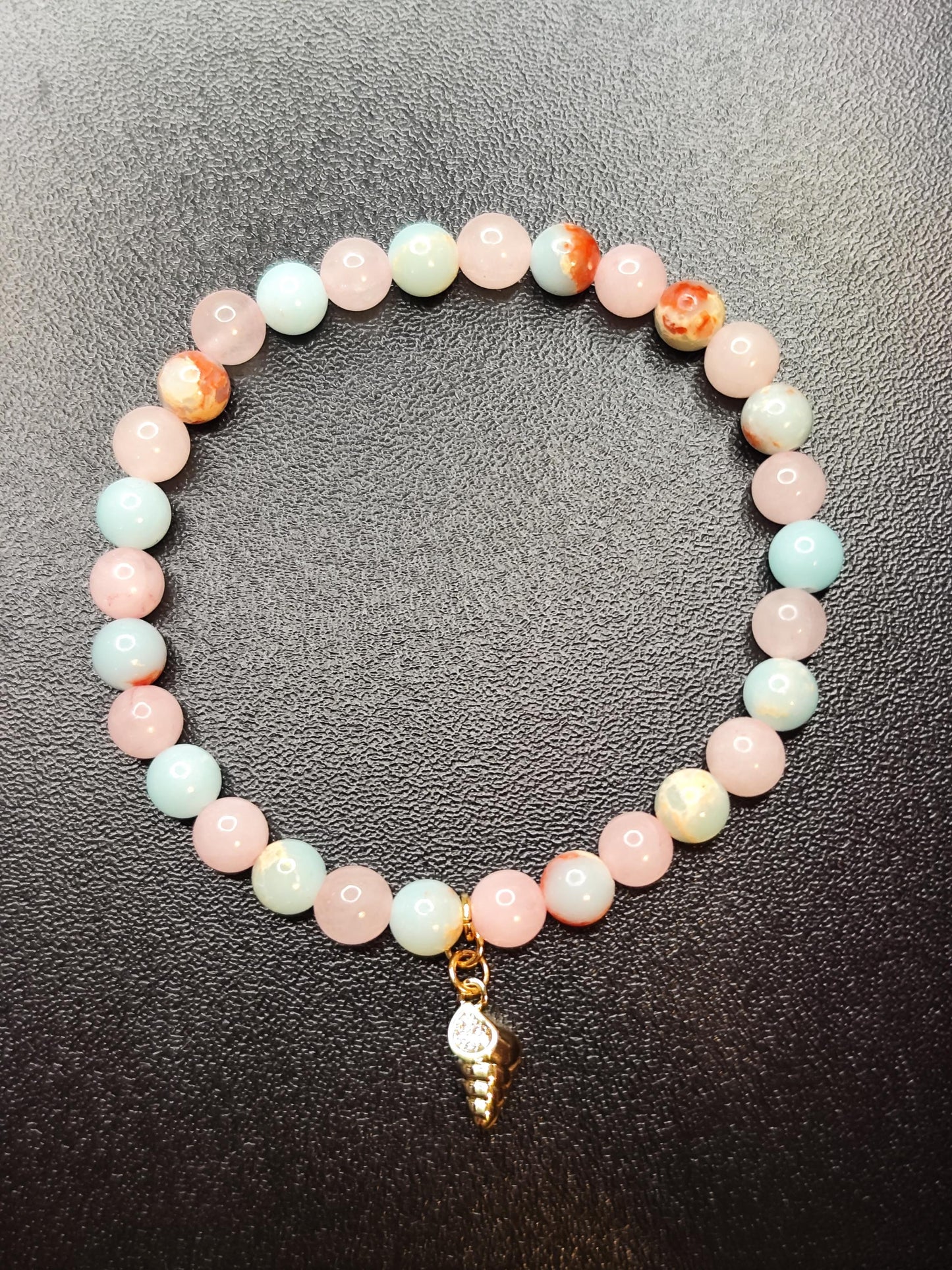 Armband aus Rosenquarz & Blue Snakeskin Jaspis mit 18k vergoldetem Charm – Handgemachtes Edelsteinarmband