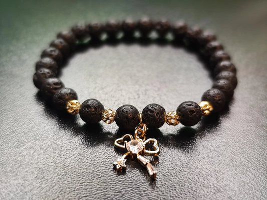 Lava Armband mit 18k vergoldetem Schleifen-Charm – Handgemachtes Schmuckstück für Stärke & Schutz