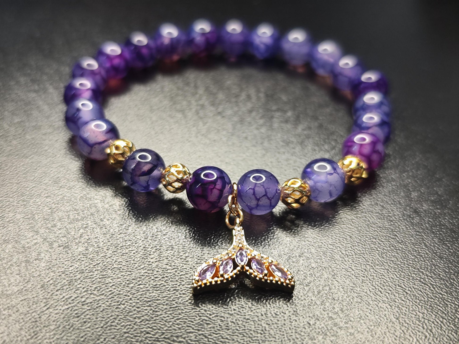 Lila Feuerdrachen-Achat Armband mit vergoldetem Fischschwanz | 18k Accessoires | Boho Schmuck handmade