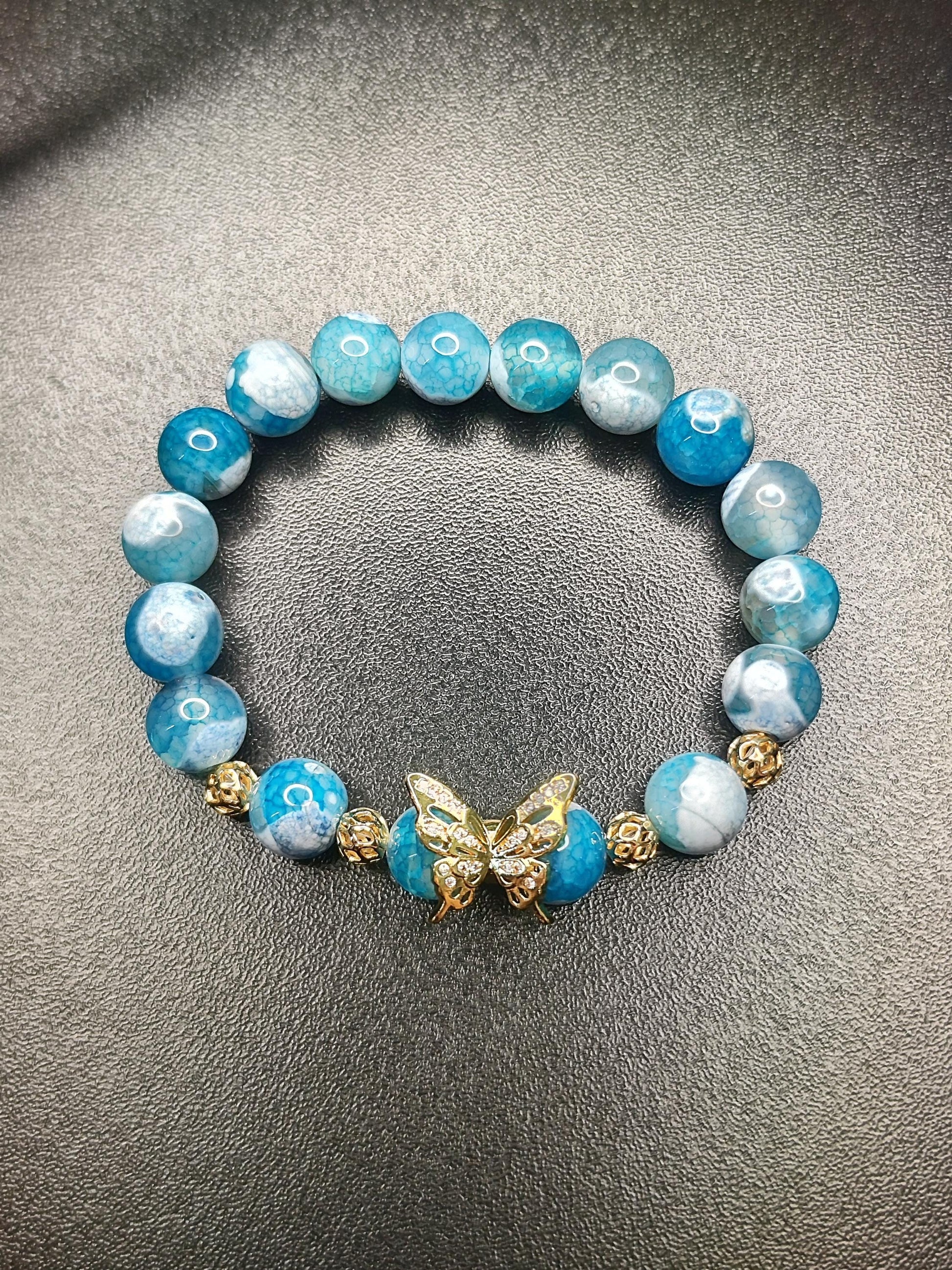 Feuerdrachen-Achat Armband mit vergoldetem Schmetterling | 18k Boho Schmuck | Türkisblauer Naturstein