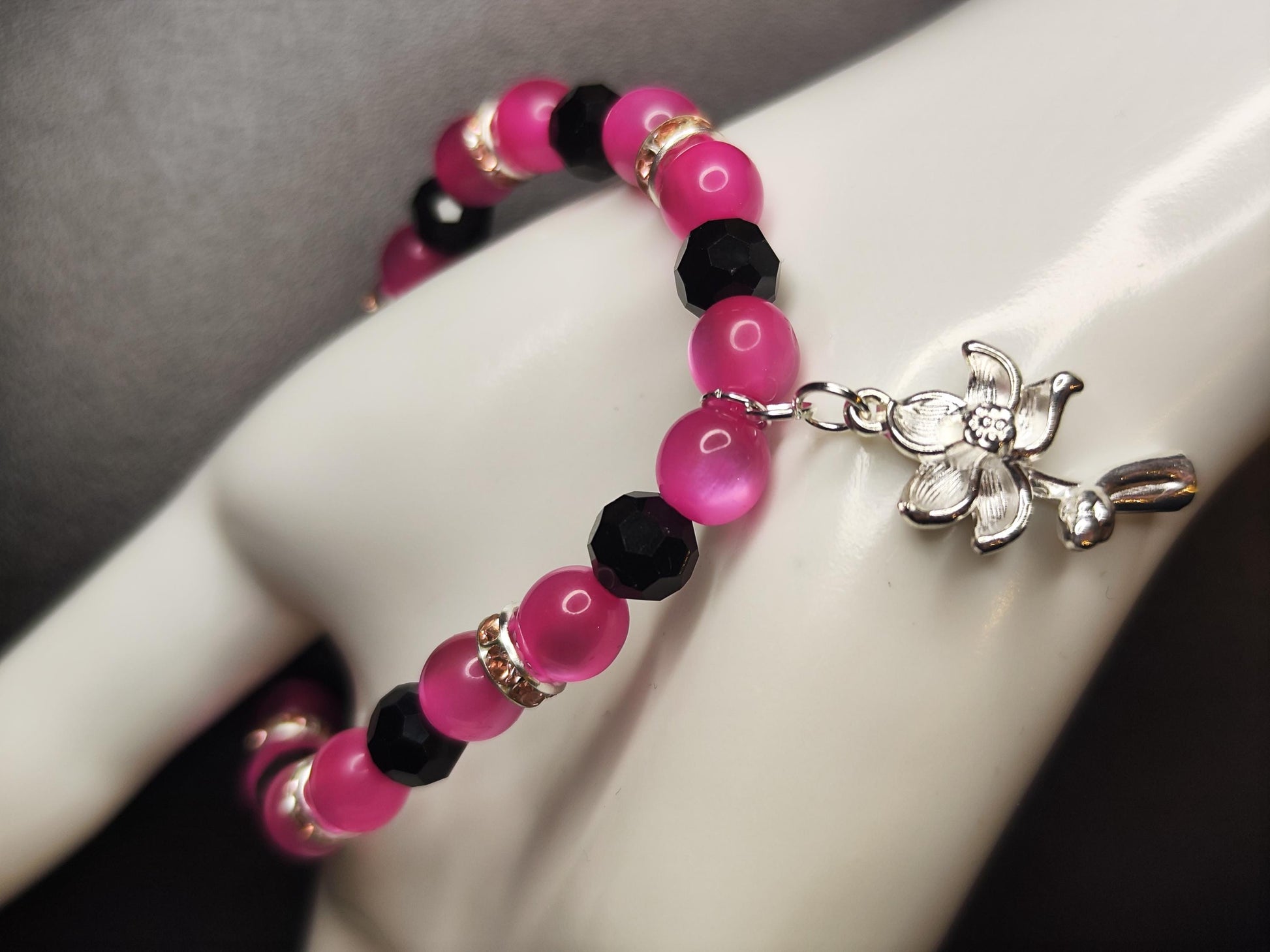 Rosa Schwarz Armband mit Blumenanhänger – Stretcharmband mit Katzenaugenperlen & Strass – Geschenk für Frauen – Handmade Schmuck