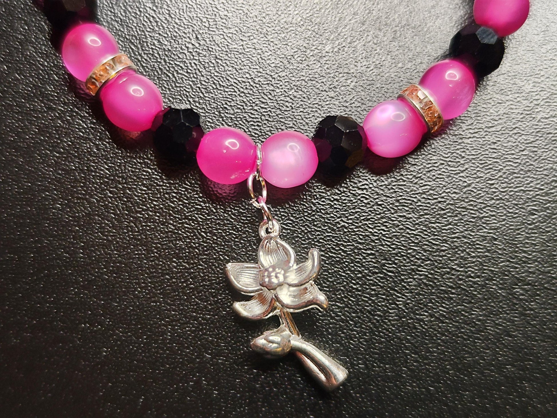 Rosa Schwarz Armband mit Blumenanhänger – Stretcharmband mit Katzenaugenperlen & Strass – Geschenk für Frauen – Handmade Schmuck