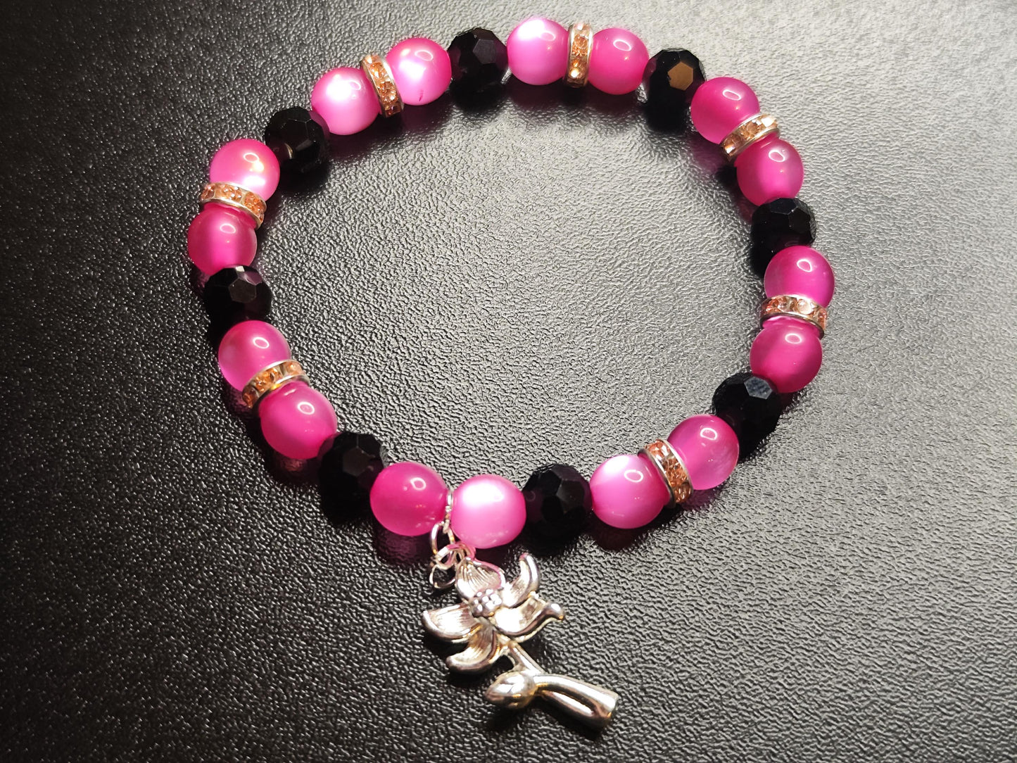 Rosa Schwarz Armband mit Blumenanhänger – Stretcharmband mit Katzenaugenperlen & Strass – Geschenk für Frauen – Handmade Schmuck