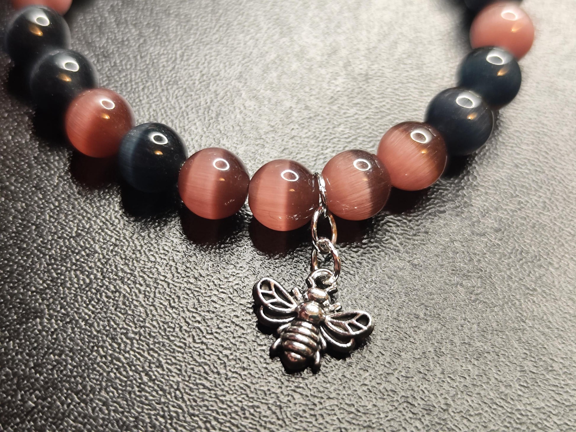 Katzenaugen Armband Braun Blau mit Bienenanhänger – Stretcharmband handgemacht – Natur-inspirierter Schmuck – Geschenkidee