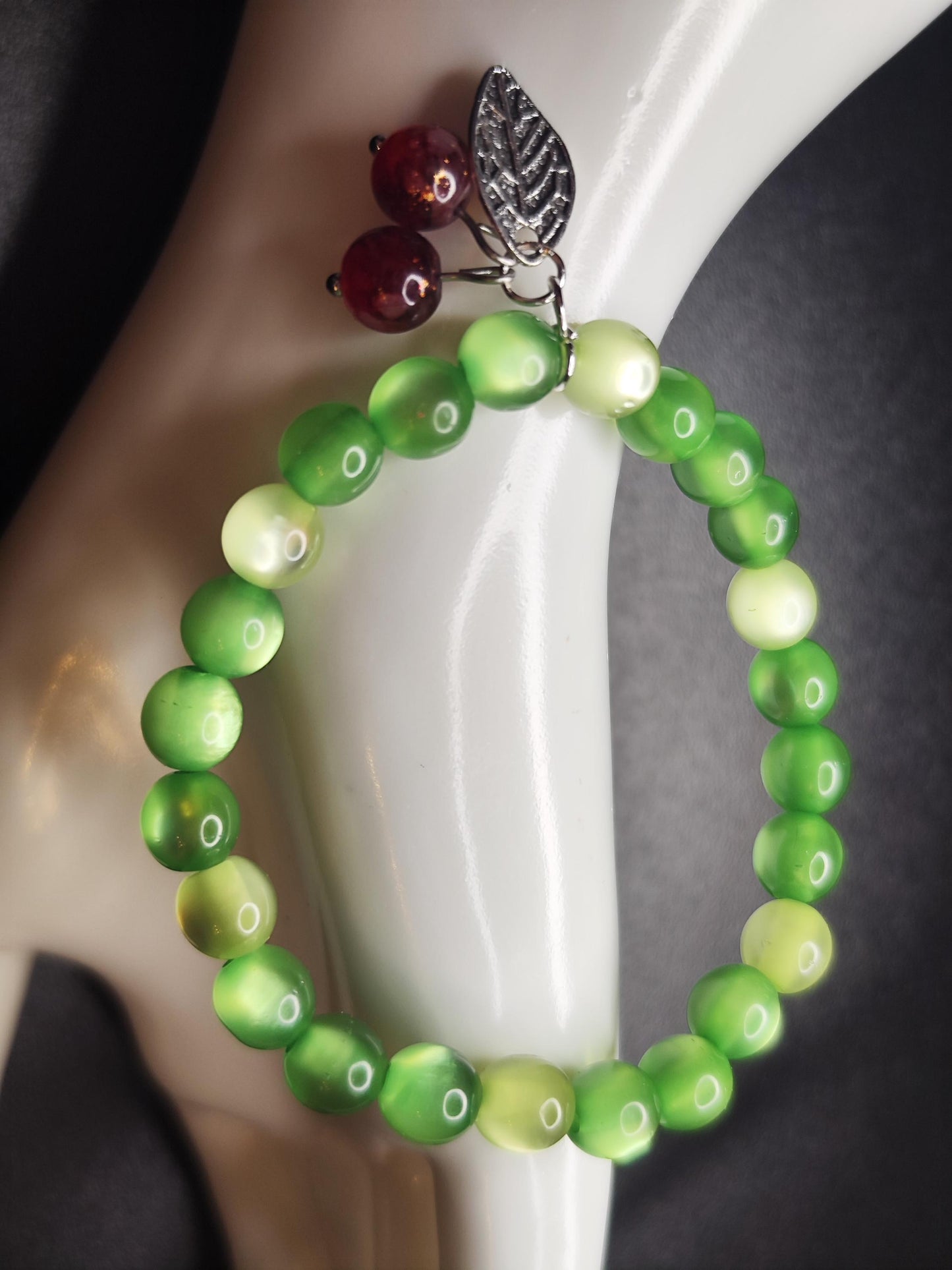 Grünes Armband mit Kirschanhänger & Blatt – Stretcharmband mit Glasperlen – Sommerliches Geschenk – Handmade Modeschmuck