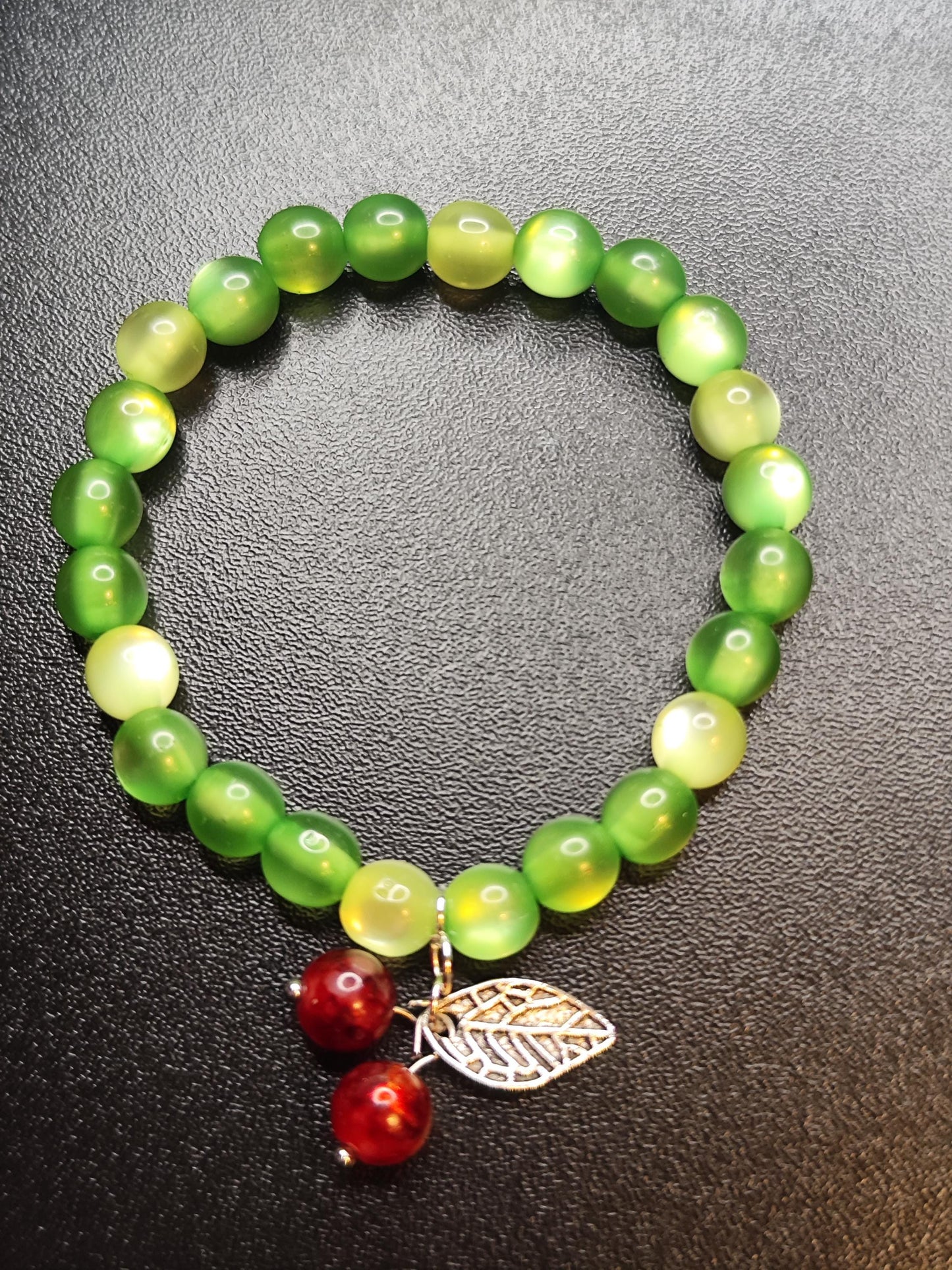 Grünes Armband mit Kirschanhänger & Blatt – Stretcharmband mit Glasperlen – Sommerliches Geschenk – Handmade Modeschmuck