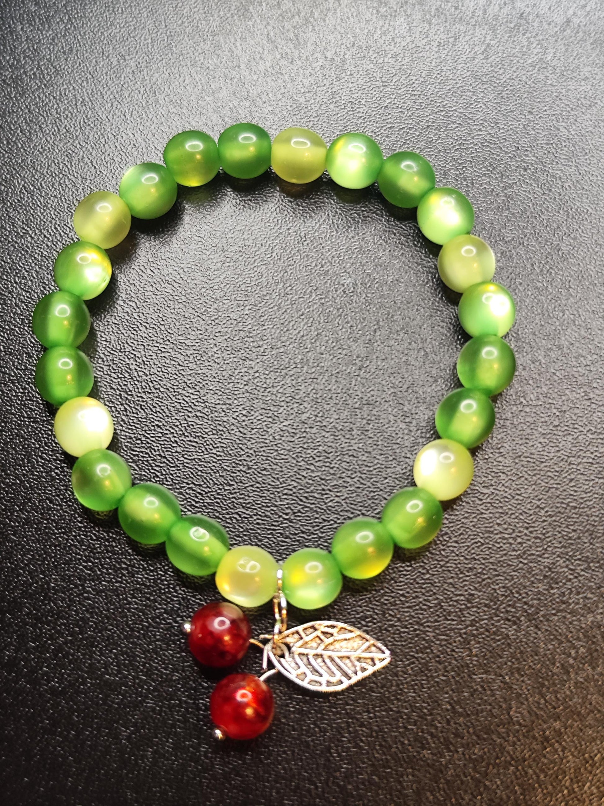 Grünes Armband mit Kirschanhänger & Blatt – Stretcharmband mit Glasperlen – Sommerliches Geschenk – Handmade Modeschmuck