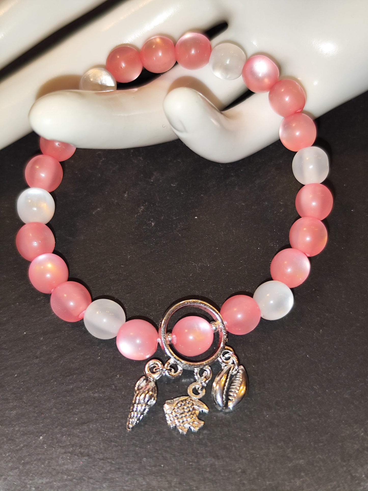 Meerchenhaftes Glück – Rosa & Weiße Perlenarmband mit Meeres-Charms | Handgemachter Schmuck | Sommerarmband