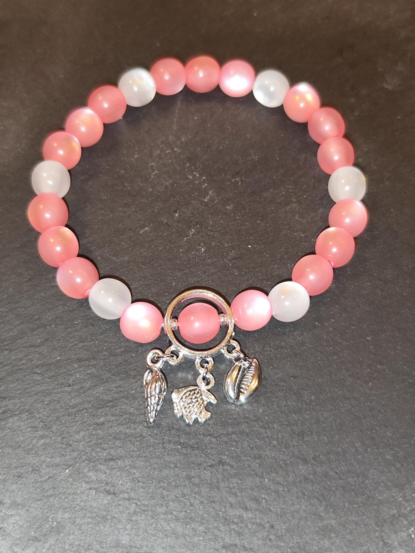 Meerchenhaftes Glück – Rosa & Weiße Perlenarmband mit Meeres-Charms | Handgemachter Schmuck | Sommerarmband