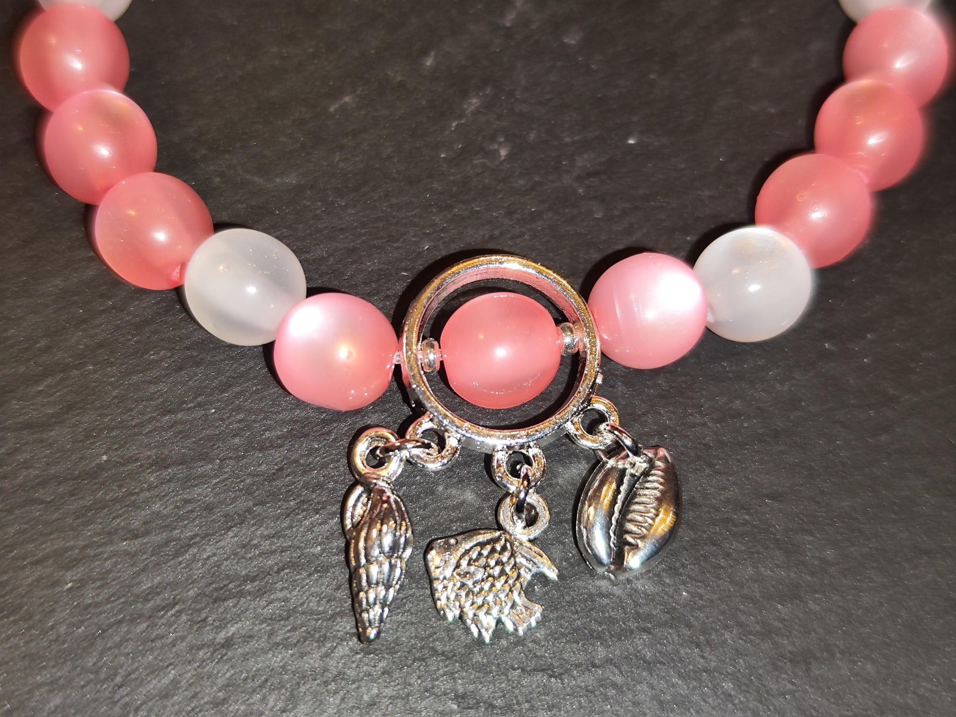 Meerchenhaftes Glück – Rosa & Weiße Perlenarmband mit Meeres-Charms | Handgemachter Schmuck | Sommerarmband