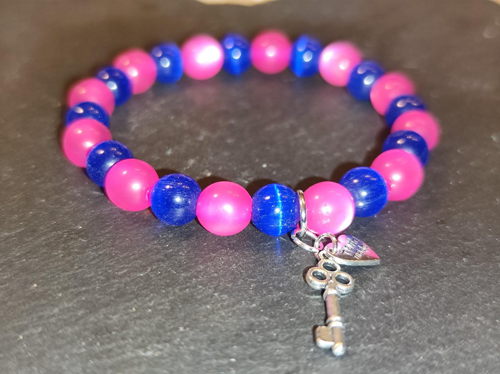 Schlüssel zum Herzen – Pink & Blaues Statement-Armband mit Charms | Handmade | Geschenk für Sie