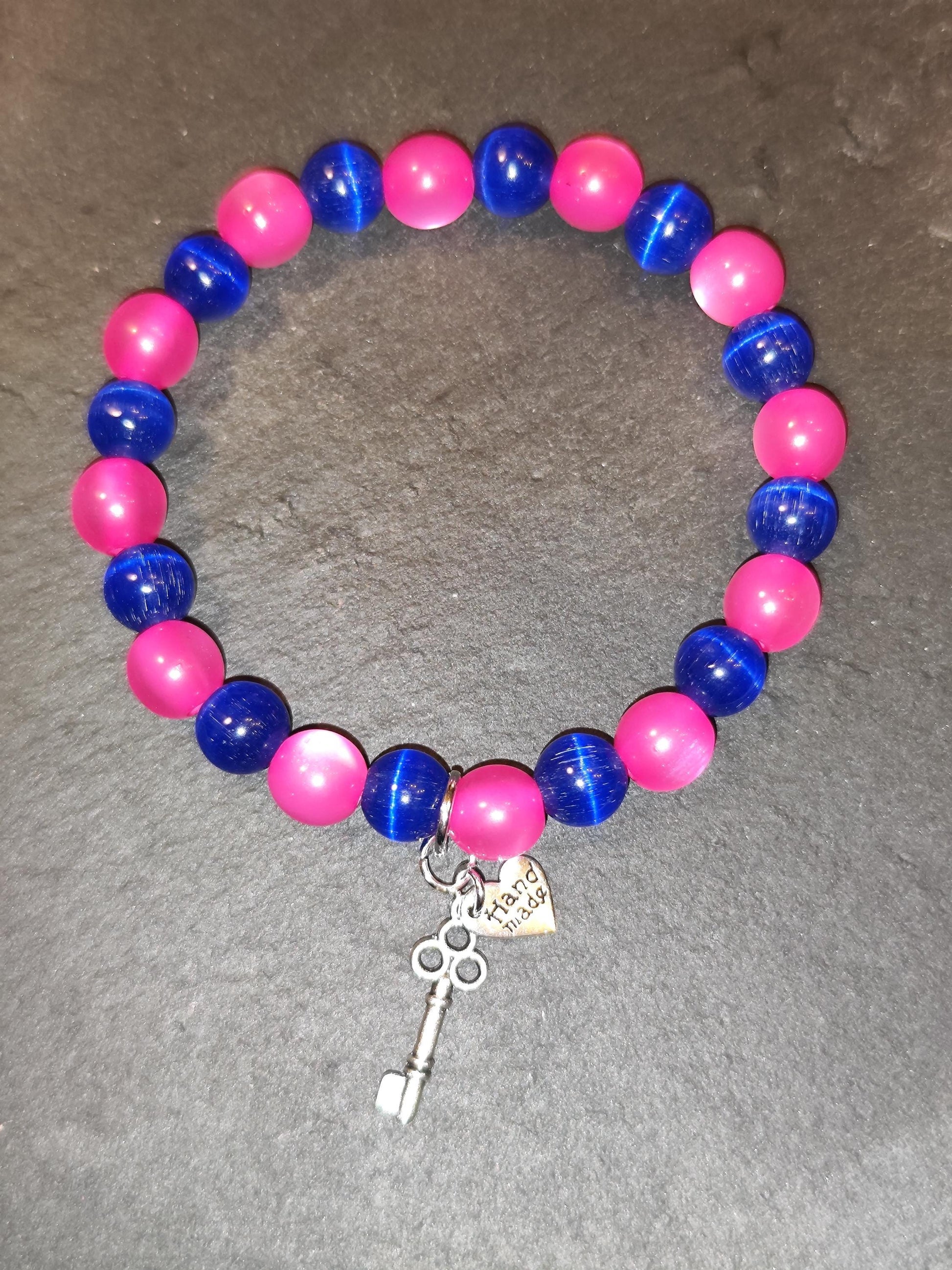 Schlüssel zum Herzen – Pink & Blaues Statement-Armband mit Charms | Handmade | Geschenk für Sie