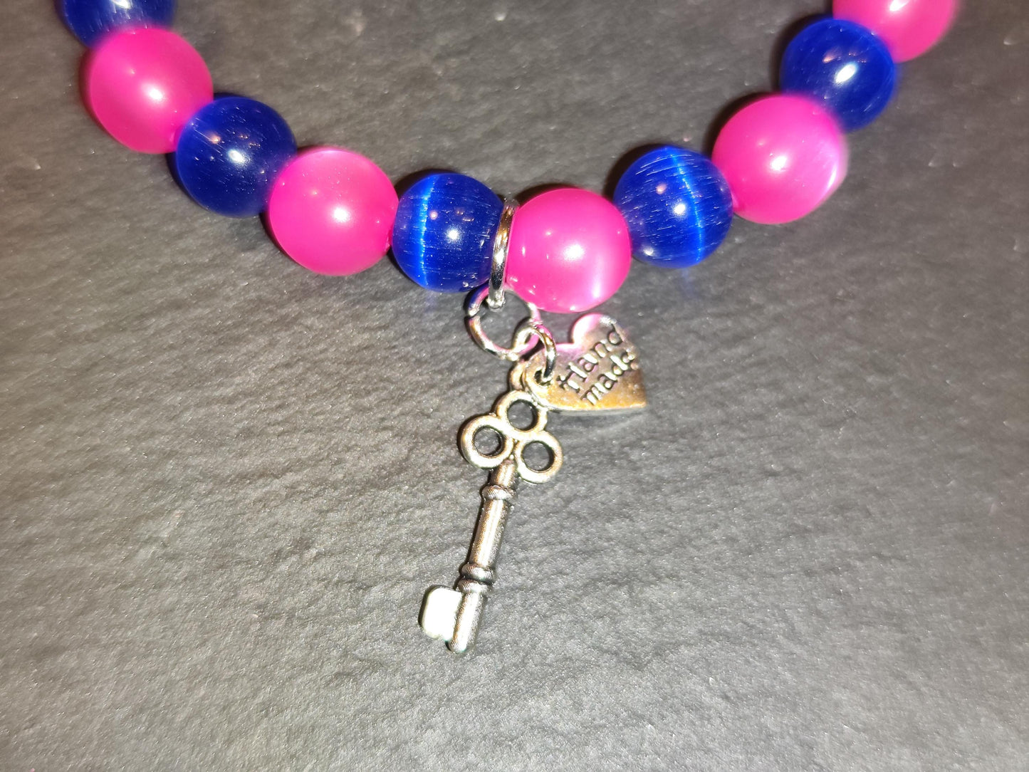 Schlüssel zum Herzen – Pink & Blaues Statement-Armband mit Charms | Handmade | Geschenk für Sie