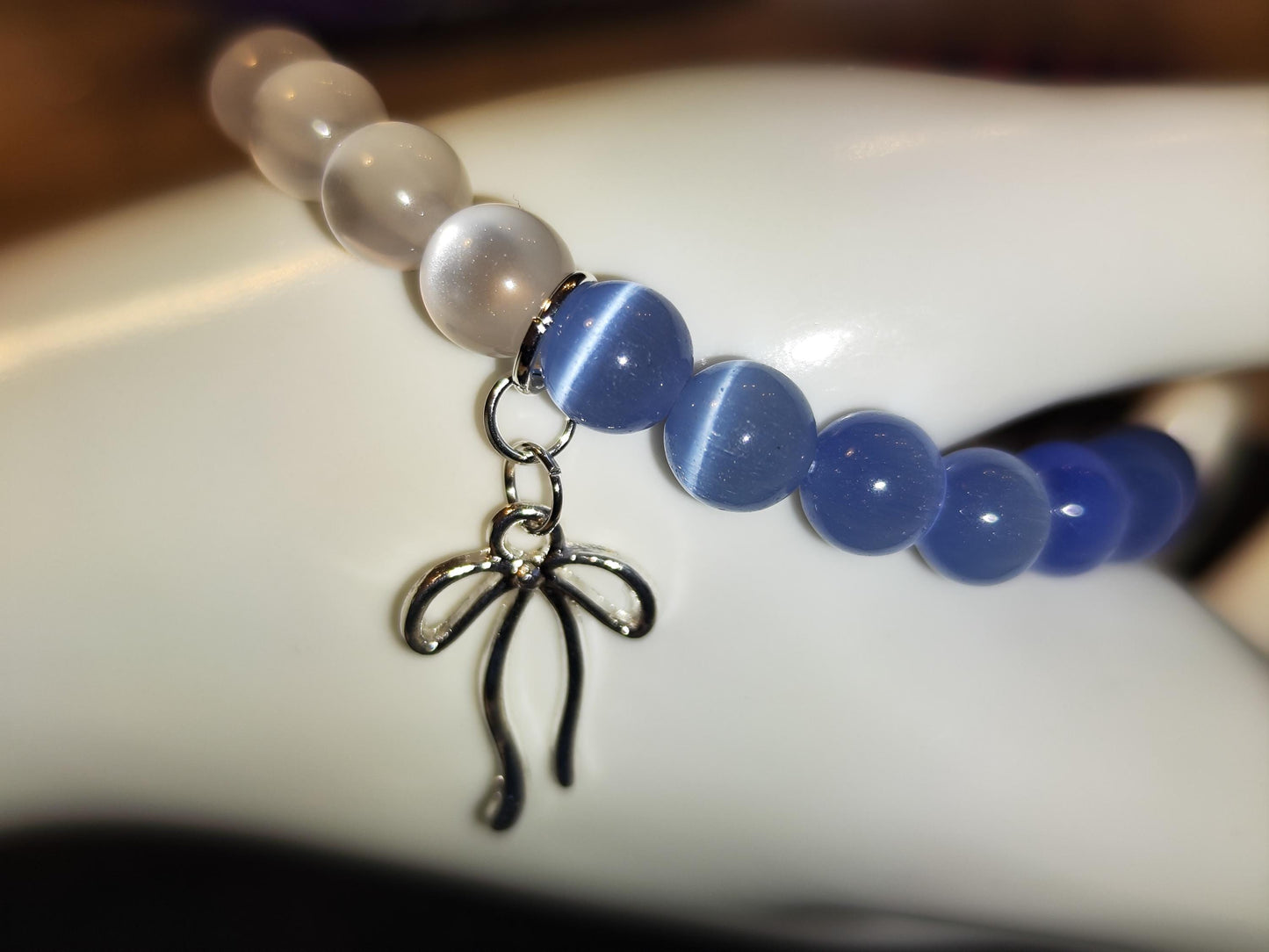 Zart wie ein Schleifchen – Weiß-Blaues Perlenarmband mit Schleifenanhänger | Handgemachter Schmuck | Romantisch & Elegant