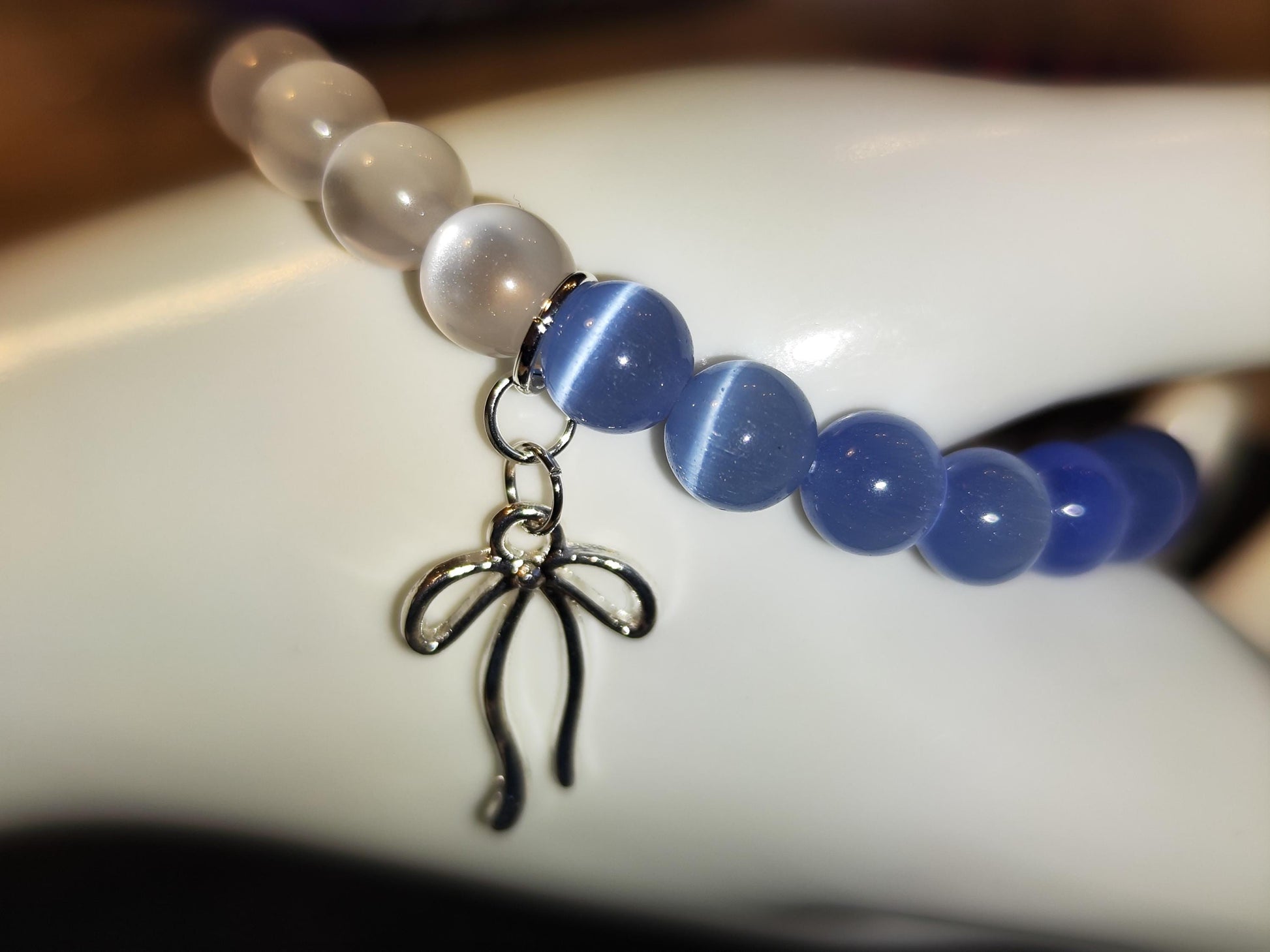 Zart wie ein Schleifchen – Weiß-Blaues Perlenarmband mit Schleifenanhänger | Handgemachter Schmuck | Romantisch & Elegant