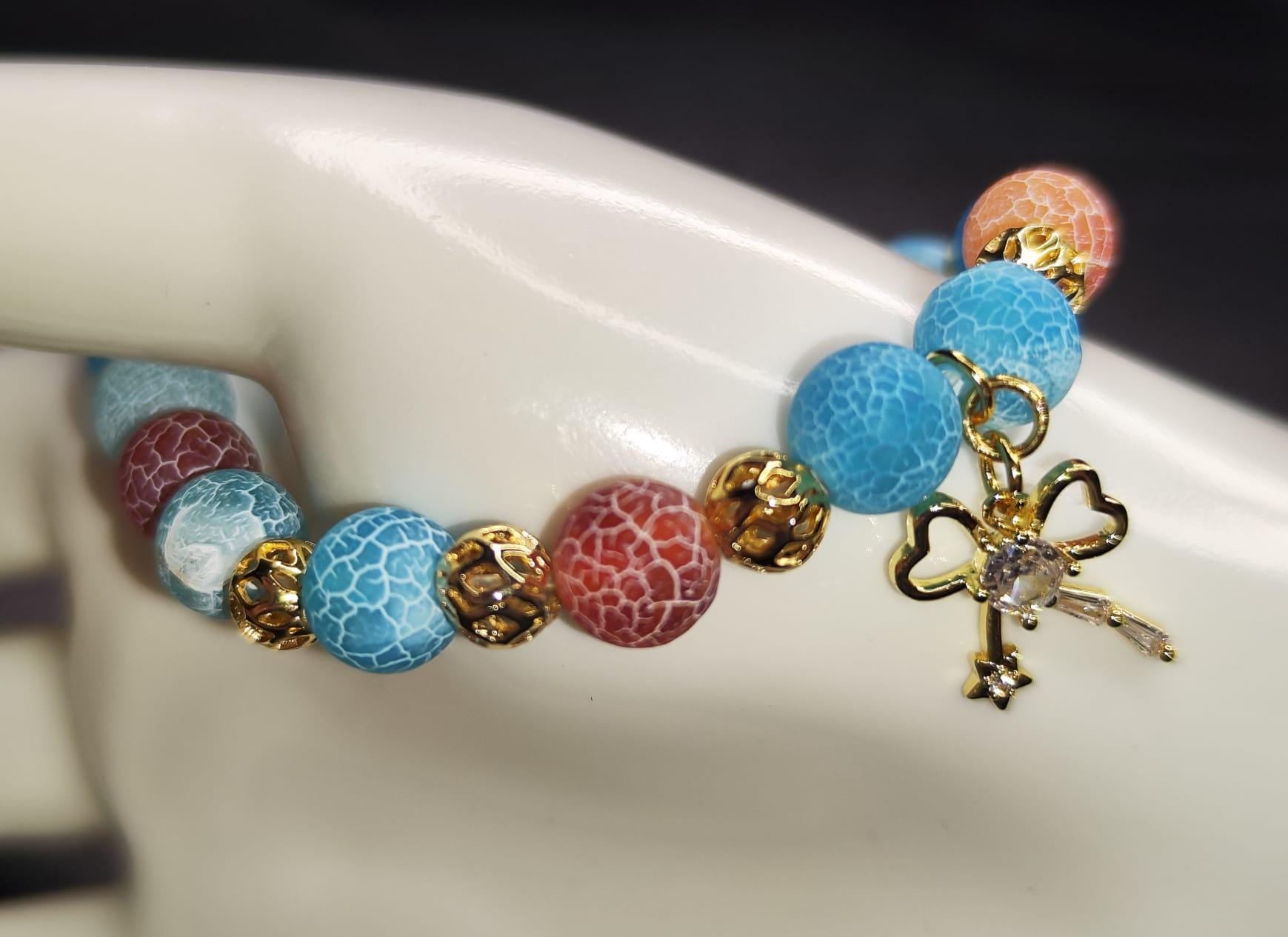 Elegantes Türkis-Rotes Achat-Armband mit 18k vergoldeter Schleife – Verspielter Natursteinschmuck