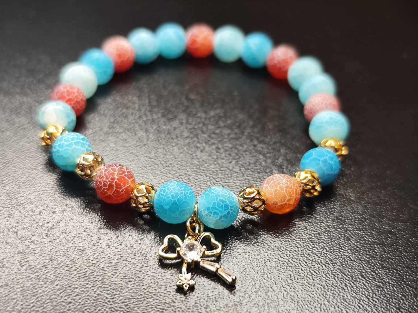 Elegantes Türkis-Rotes Achat-Armband mit 18k vergoldeter Schleife – Verspielter Natursteinschmuck