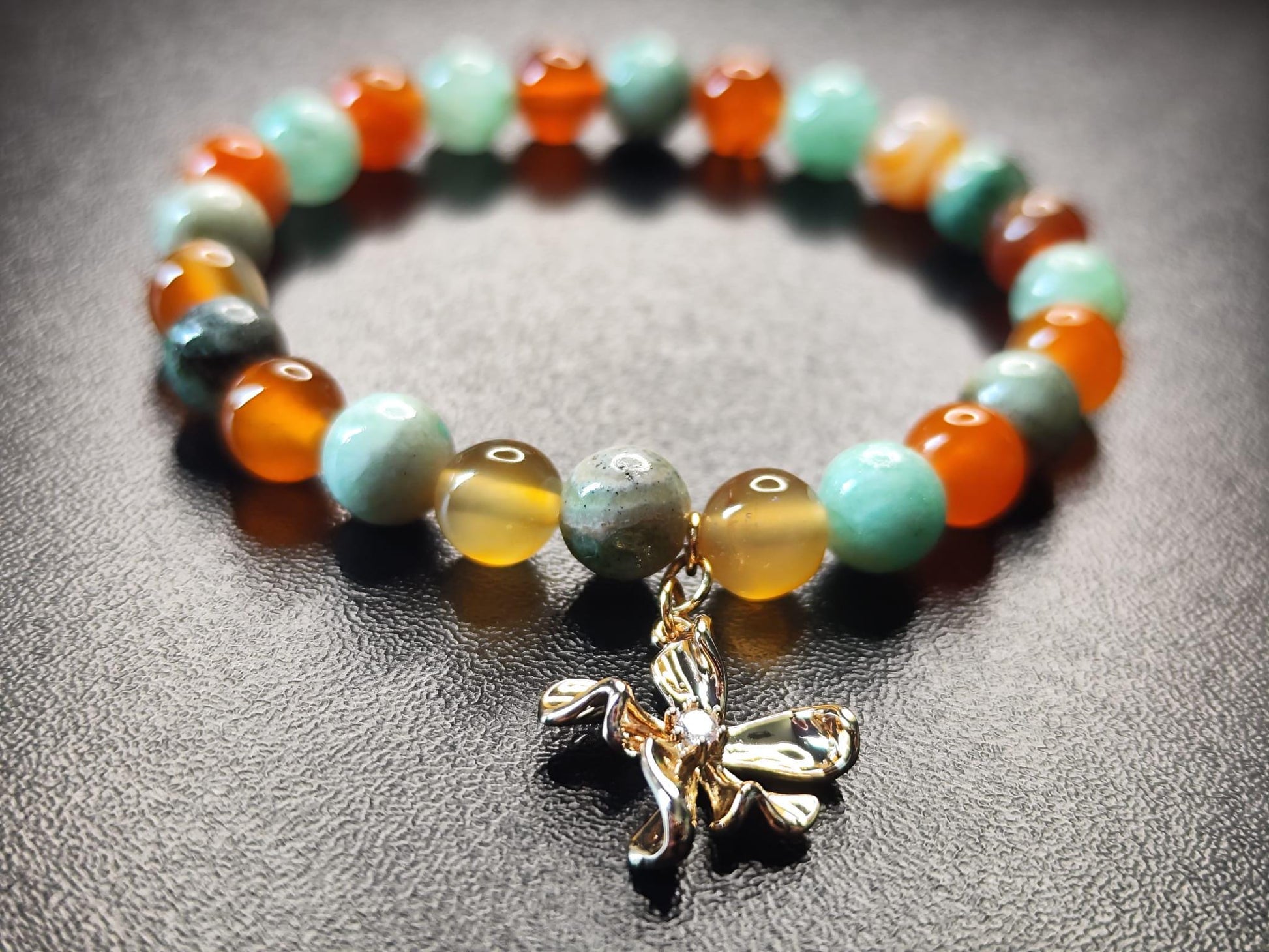 Edelstein-Armband mit Blüten-Anhänger | Phoenixstein, Streifen-Achat | Handgemacht | 18k vergoldet | Boho Schmuck