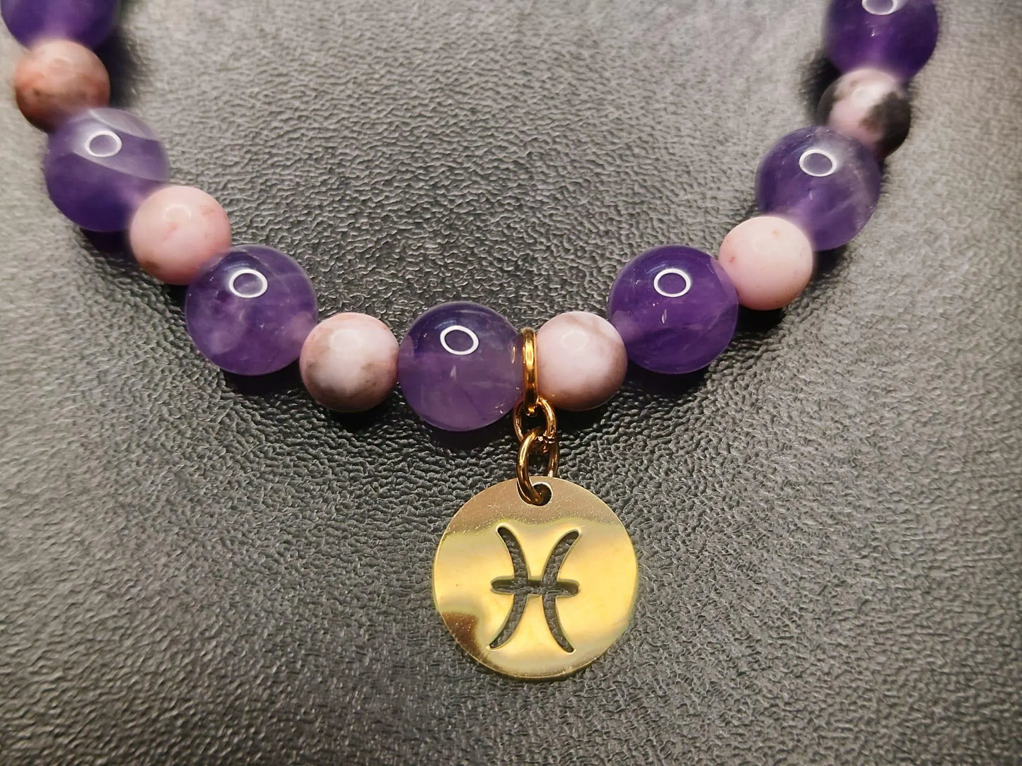 Handgemachtes Amethyst & Zebra Jaspis Armband mit 18k vergoldetem Sternzeichen-Anhänger (Fische) – Edelstein Schmuck