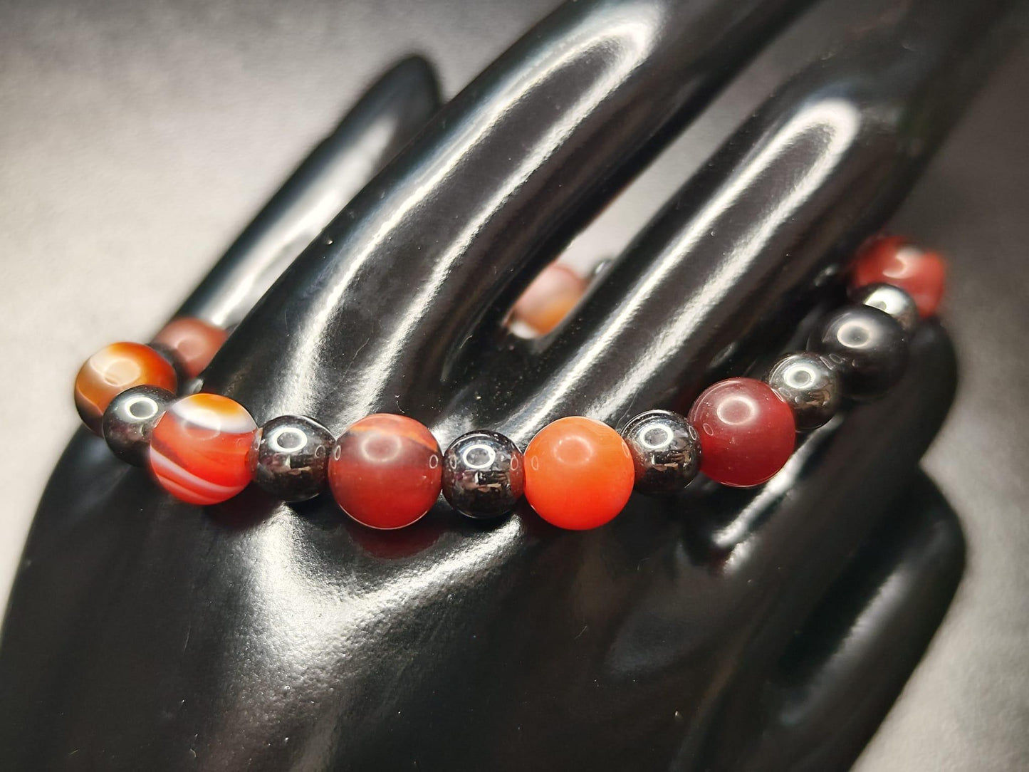 Handgemachtes Armband mit Black Gallstone und Roten Linearen Achatperlen – Edelstein Schmuck für Energie & Schutz