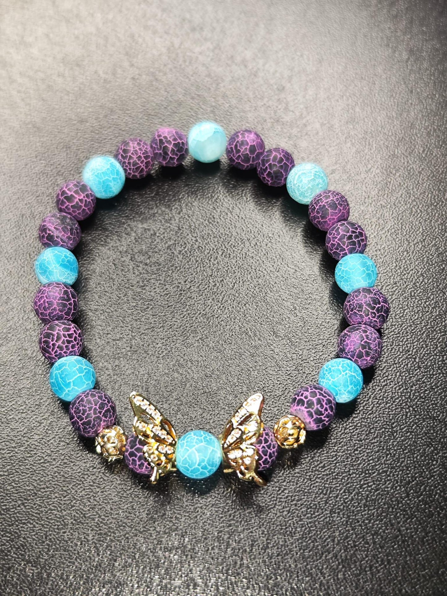 Achat-Heilstein Armband in Türkis & Lila mit 18k vergoldeten Schmetterlingen – Handgemachter Natursteinschmuck