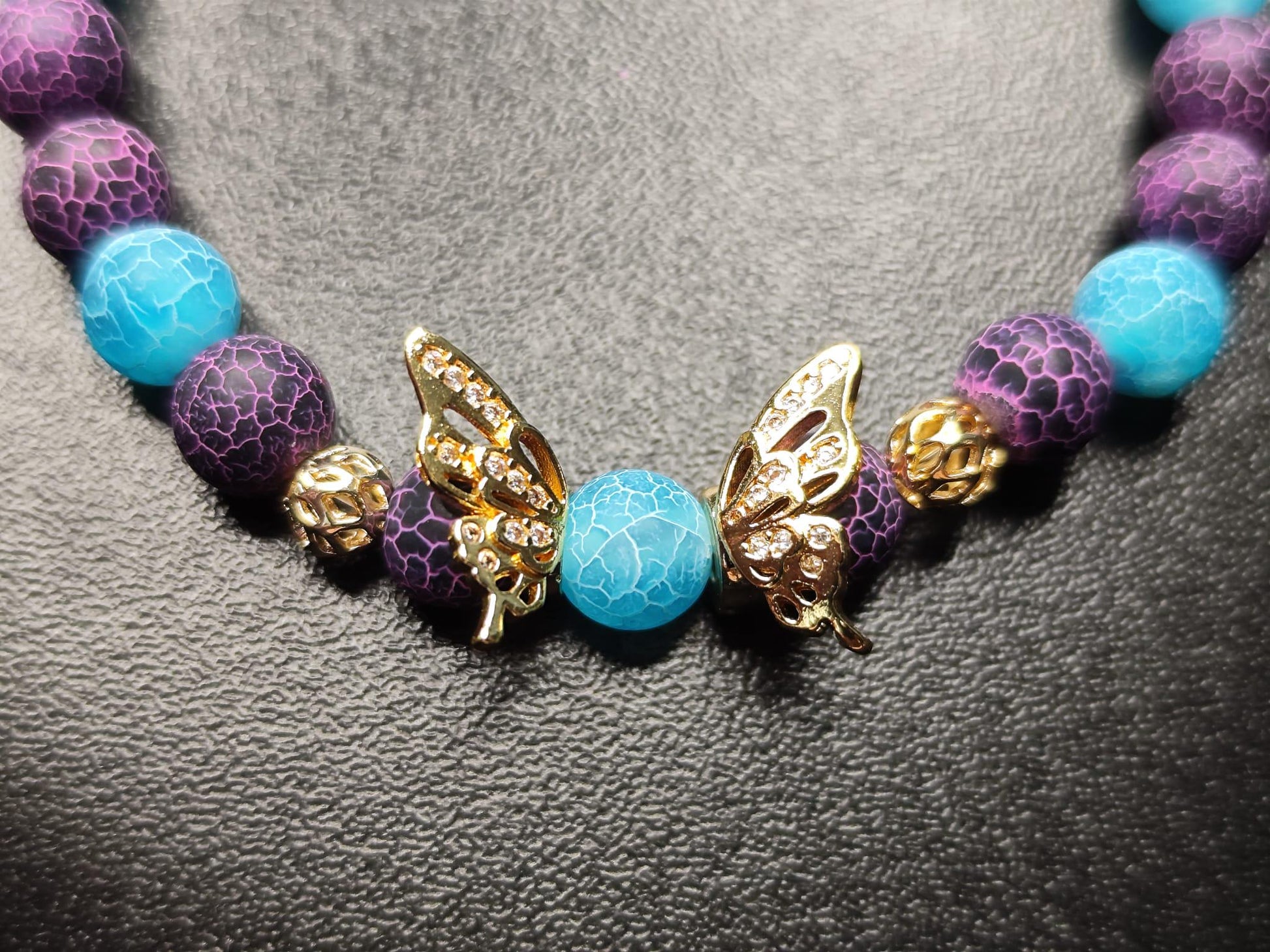 Achat-Heilstein Armband in Türkis & Lila mit 18k vergoldeten Schmetterlingen – Handgemachter Natursteinschmuck