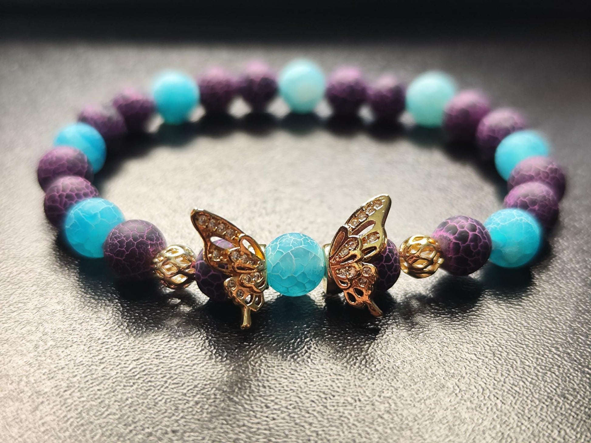 Achat-Heilstein Armband in Türkis & Lila mit 18k vergoldeten Schmetterlingen – Handgemachter Natursteinschmuck