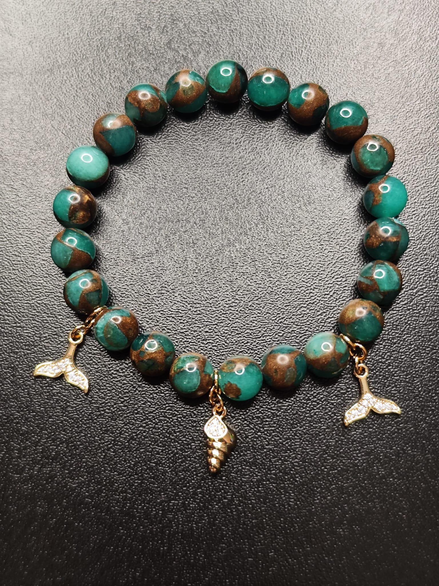 Meerjungfrauen-Armband mit 18k vergoldeter Muschel & Flossen – Türkis-Braune Cloisonné Natursteinperlen